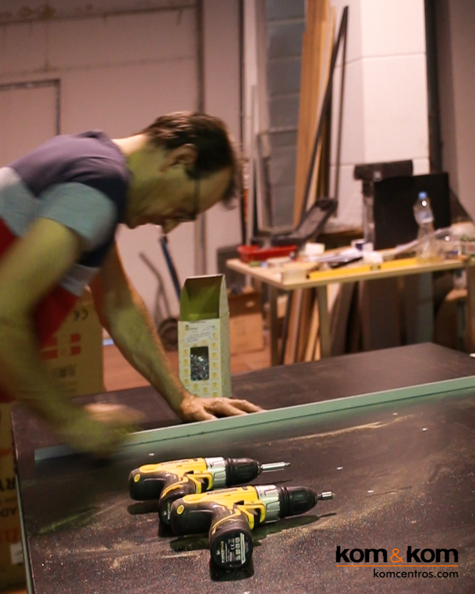 Carpintero trabajando la madera en el taller de Kom&Kom